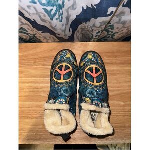 Yes We Vibe Peace Sign Hippie Slip On Faux Fur Lined Shoes, Size 8M